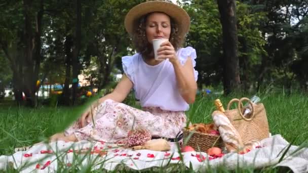 Mujer Joven Romántica Con Sombrero Traje Verano Picnic Hermosa Mujer — Vídeos de Stock