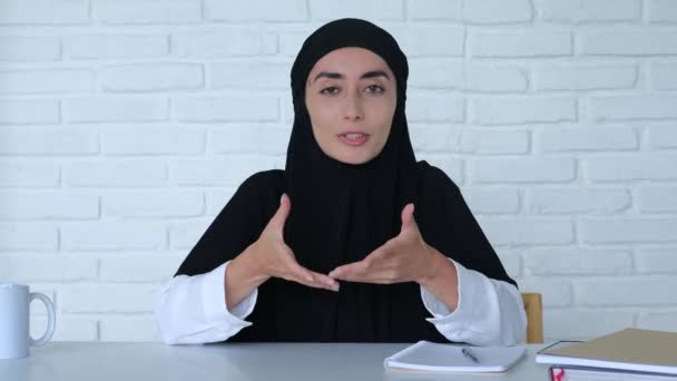 Mulher Muçulmana Entrevista Close Mulher Muçulmana Hijab Entrevista Sorrindo Gesticulando — Vídeo de Stock