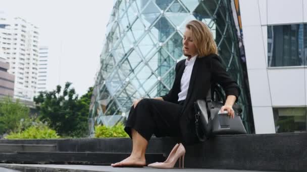 Pracownik Biurowy Metropolis Poszedł Przerwę Kawę Kobieta Zdjęła Buty Usiadła — Wideo stockowe