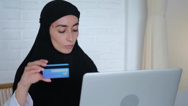 Moslim Dame Doet Betaling Met Bankkaart Laptop Close Shot Moslim — Stockvideo