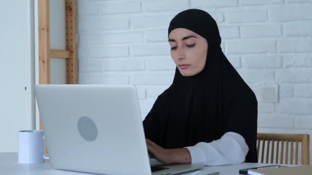 Muzułmanka Pracująca Online Laptopem Film Wideo Pani Hidżabie Efektywnie Zarządza — Wideo stockowe