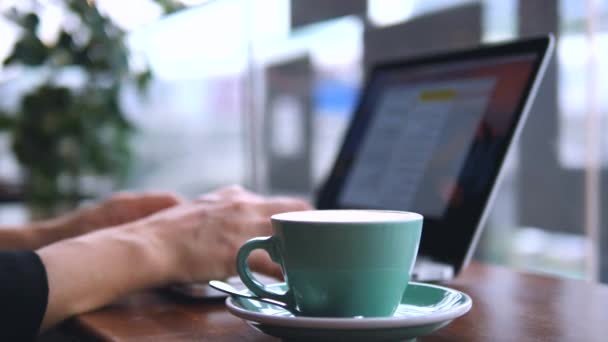 Penutup Orang Duduk Meja Dan Bekerja Pada Laptop Dan Minum — Stok Video