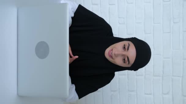 Vídeo Vertical Mujer Musulmana Habla Emocionalmente Través Chat Vídeo Close — Vídeo de stock