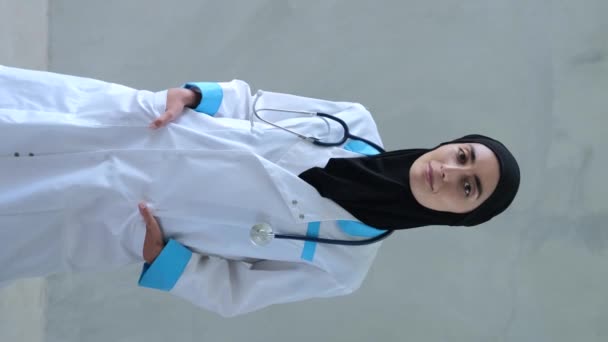 Dikey Video Çeken Müslüman Kadın Doktor Duvara Dayanıyor Orta Boy — Stok video