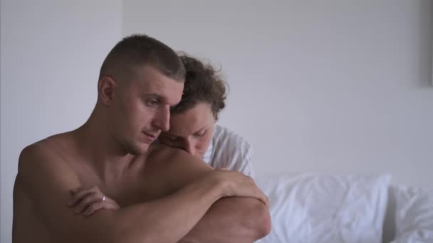 裸の男性と女性は 性健康の問題について考えている噂のベッドにいます 男性は彼の性的健康問題について動揺しています 女性は彼の肩に額を押しました コンセプト — ストック動画