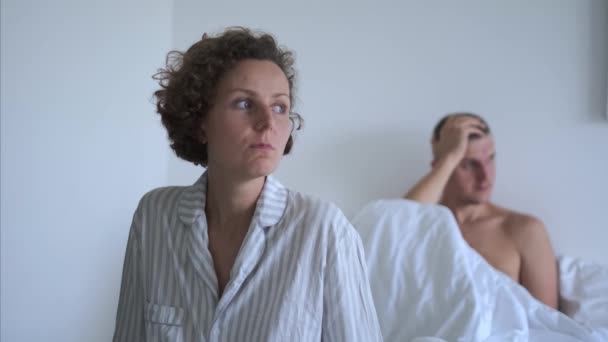 Чоловік Жінка Ліжку Засмучені Проблемами Стосунків Крупним Планом Засмучена Жінка — стокове відео