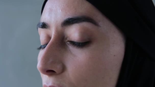 Gezicht Van Moslimvrouw Zwarte Hijab Profiel Draait Zich Kijkt Naar — Stockvideo