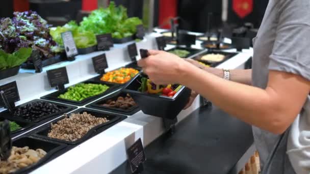 人们为沙拉精心挑选最新鲜 最有营养的配料 超级市场可以在购物时就地吃零食 以沙拉条形式制备健康沙拉的工艺 — 图库视频影像