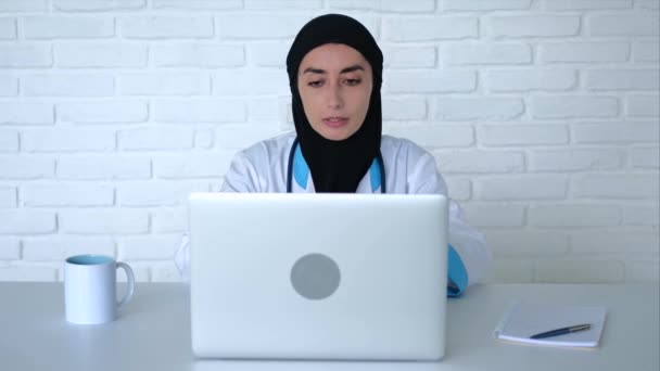 Muzułmańska Lekarka Prowadzi Wideokonferencję Medium Shot Lekarz Czarnym Hidżabie Uwagą — Wideo stockowe