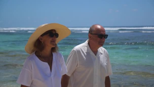 Yaşlı Çift Okyanus Kıyısında Yürüyor Orta Boy Açık Beyaz Elbiseli — Stok video