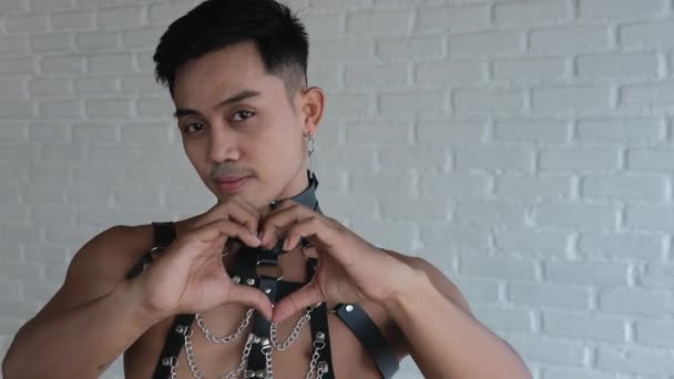 Гомосексуалист Показывает Сердечный Жест Пальцами Смотрящими Любовь Гомосексуалист Одетый Костюм — стоковое видео