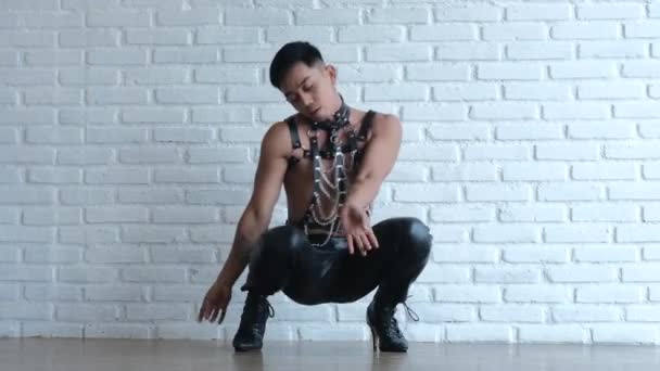 Seksi Eşcinsel Adam Vogue Moda Dansında Kamera Için Şehvetli Bir — Stok video