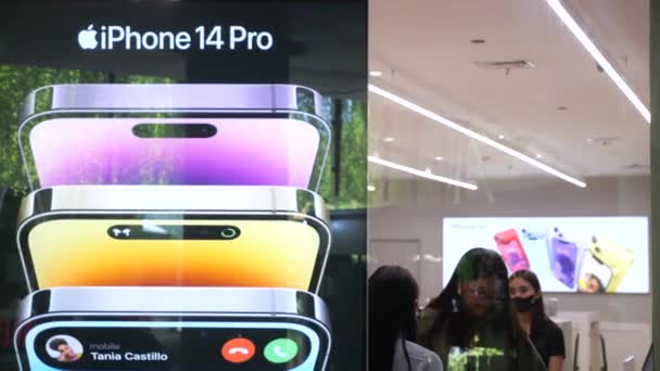 2022年10月22日 インドネシア ウブドでApple Iphone Proの広告を配信開始 Apple Iphone Proスマートフォンの新しいモデル Appleストアでの広告バナー 現代の携帯電話技術の概念 — ストック動画