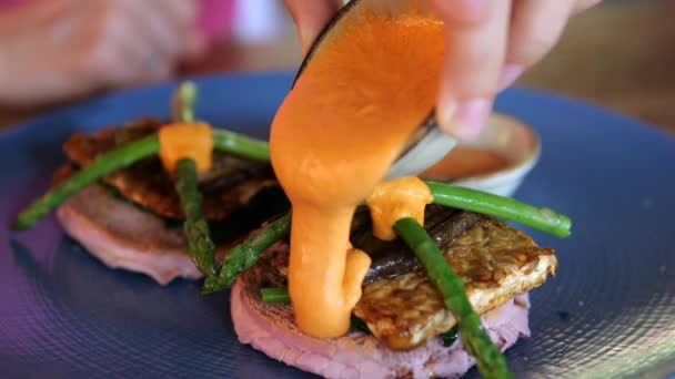 Iyi Restoranda Lezzetli Bir Sosla Servis Edilen Balık Aromalı Kızarmış — Stok video