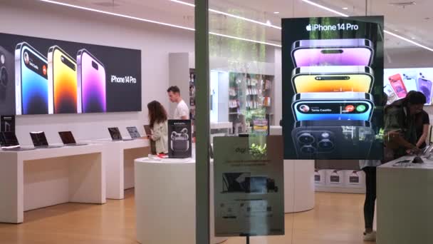 2022年10月22日 アップルストアの人々は新しいモデルを選択します Apple Iphone Proの新しい広告 Apple Storeの広告バナー 現代の携帯電話技術の概念 — ストック動画