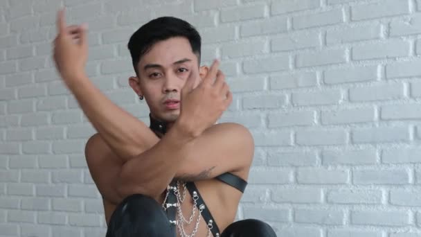 Apaixonado Homossexual Cara Mostra Poses Vogue Dança Modelo Homossexual Terno — Vídeo de Stock