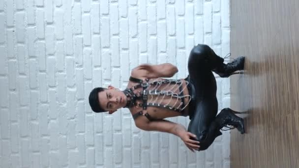 Vertikales Video Sexy Transgender Posiert Vor Der Kamera Auf Holzboden — Stockvideo