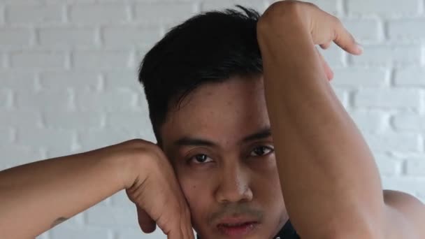 顔魅力的なアジアの同性愛者の男はヴォーグからポーズを示しています ファッション雑誌のレンズの前にはトランスジェンダーのモデルがポーズをとっている 多様性人として Lgbtのコンセプト Closeup — ストック動画