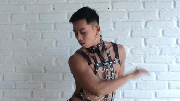 Pria Asia Yang Cantik Menari Klub Trendi Homoseksual Pria Mengenakan — Stok Video