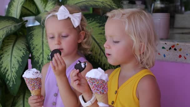Conceito Café Verão Para Crianças Com Doces Pais Deixaram Seus — Vídeo de Stock