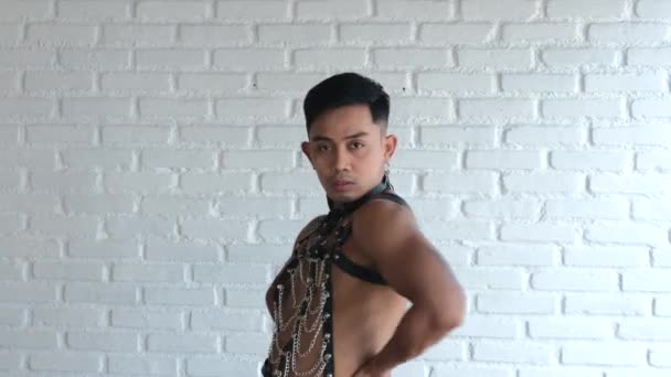 Homosexuel Costume Latex Danse Devant Caméra Changer Position Pour Gay — Video