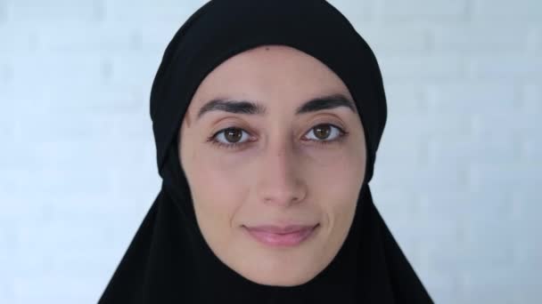Mulher Muçulmana Hijab Preto Sorri Câmera Close Rosto Mulher Muçulmana — Vídeo de Stock