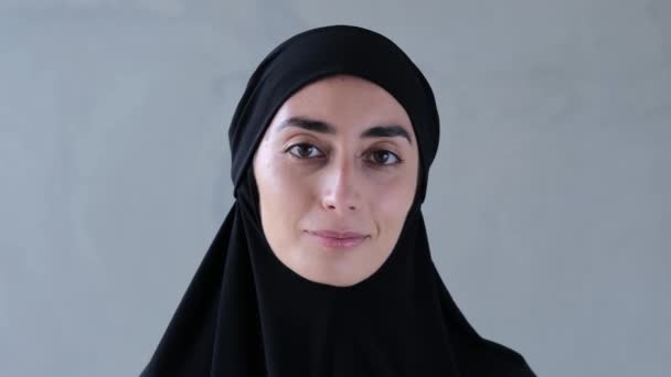 Mulher Muçulmana Hijab Preto Olha Gentilmente Para Câmera Tiro Close — Vídeo de Stock