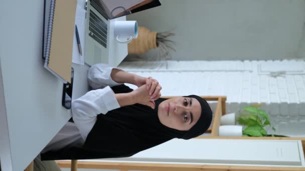 Vídeo Vertical Mujer Musulmana Mira Con Triste Sonrisa Vista Lateral — Vídeos de Stock