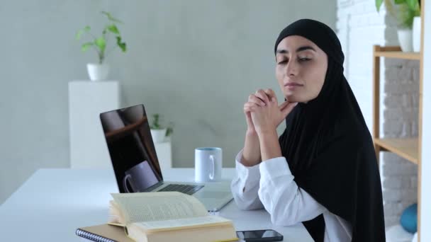 Mujer Musulmana Mesa Lección Línea Mira Cámara Vista Lateral Portátil — Vídeos de Stock