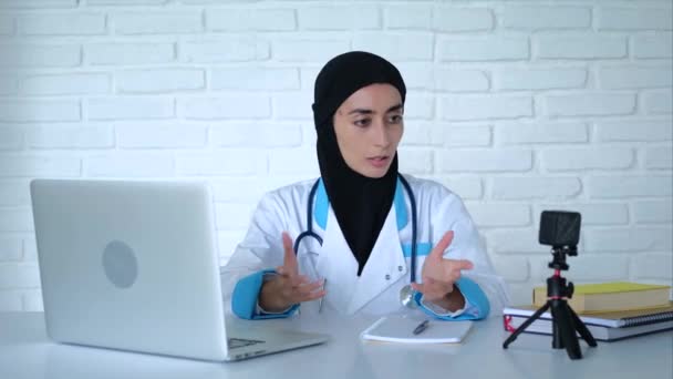 Médecin Musulman Filme Caméra Gros Plan Une Femme Musulmane Enregistre — Video