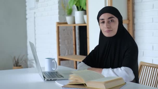 Muslim Interrumpido Estudio Línea Convierte Mira Tiro Medio Musulmán Portátil — Vídeos de Stock