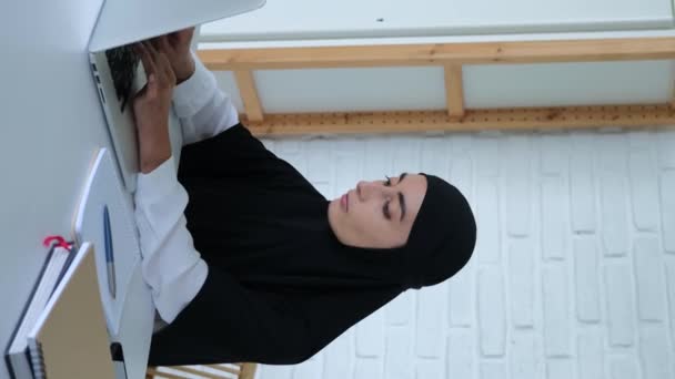 Vídeo Vertical Mulher Muçulmana Hijab Trabalha Laptop Visão Lateral Mulher — Vídeo de Stock
