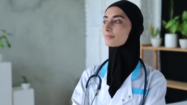 Médica Hijab Olha Para Distância Com Cabeça Erguida Vídeo Dinâmico — Vídeo de Stock