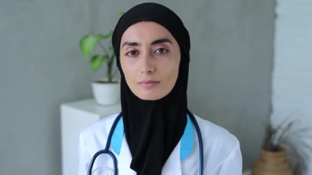 Mujer Musulmana Está Mirando Cerca Mujer Musulmana Hiyab Vestido Médico — Vídeos de Stock