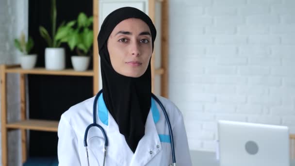 Mujer Musulmana Con Estetoscopio Fondo Son Estantes Con Flores Primer — Vídeos de Stock