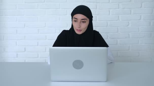 Mujer Musulmana Hablando Chat Vídeo Vídeo Cinematográfico Mujer Musulmana Discute — Vídeos de Stock