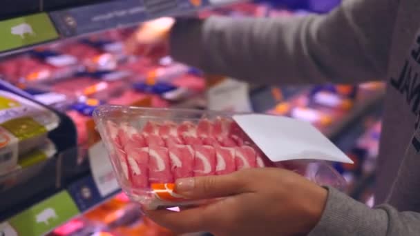 Närbild Hand Håller Förpackning Färskt Kött Välja Genom Bacon Hyllan — Stockvideo