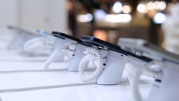 Modern Mağaza Vitrininde Son Model Cep Telefonları Sergileniyor Mağaza Önde — Stok video