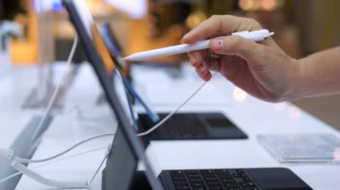 Stylus 'la alışveriş yapan kişi, iş ve eğlence için güçlü ve çok işlevli tablet satın alma seçeneği ile büyük ekran modern tasarım tableti ile vites tabletinde görüntülenen fonksiyonları inceler.