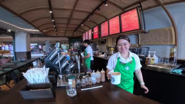 Denpasar Indonésia Fevereiro 2024 Café Barista Prepara Cappuccino Aromático Para — Vídeo de Stock