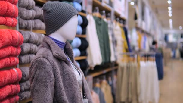 Modewinkel Etalagepop Toont Stijlvolle Items Winkels Planken Netjes Gestapeld Met — Stockvideo