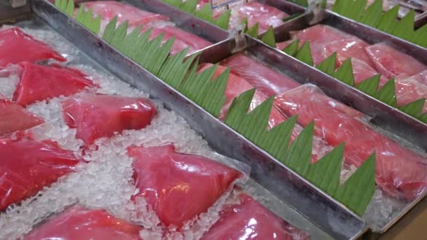 Świeże Soczyste Filety Tuńczyka Starannie Ułożone Lodowatym Wyświetlaczu Supermarketu Bright — Wideo stockowe