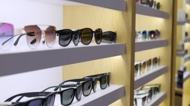 Estantería Boutique Amplia Gama Gafas Sol Con Estilo Estante Con — Vídeo de stock
