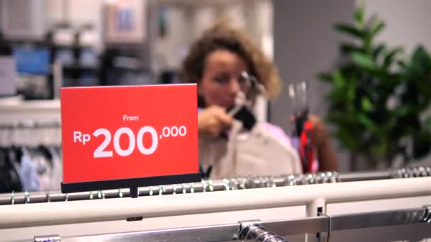 Giyim Mağazasında Satış Var Müşteri Indirimli Ürünleri Dikkatle Seçiyor Ndirimli — Stok video