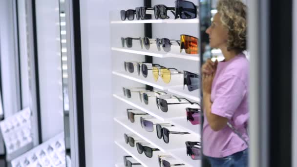 Ayna Ekranın Önünde Duran Kadını Farklı Bardaklarla Yansıtır Seçim Modelleri — Stok video