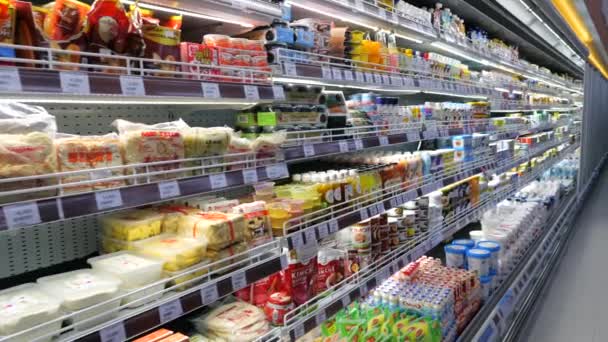 Denpasar Indonesia Febbraio 2024 Nei Supermercati Scaffali Pieni Latticini Prodotti — Video Stock
