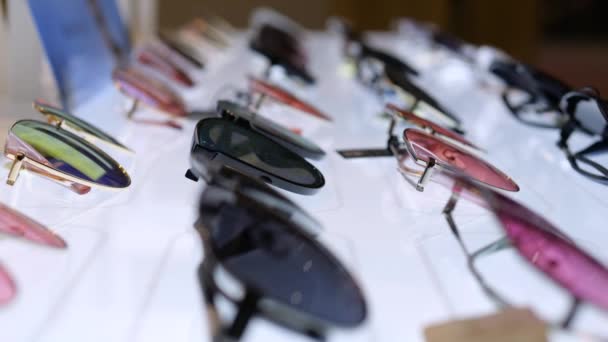 클로즈업 선글라스 다양한 컬렉션의 선글라스는 세련된 디자인으로 가게에서 선글라스를 선택합니다 — 비디오