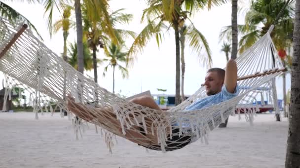 Manusia Tempat Tidur Gantung Pantai Close Man Lies Hammock Beach — Stok Video