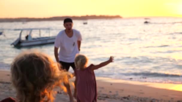 Familie Urlaub Strand Filmvideo Zwei Kleine Mädchen Rennen Fröhlich Sandstrand — Stockvideo