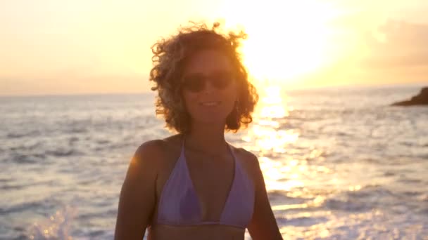 Vacker Ung Kvinna Solglasögon Och Bikini Mot Bakgrund Hav Och — Stockvideo